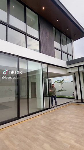 How about all glass doors floor to ceiling back facade bringing outdoors indoors. Can you imagine opening up your back doors all the way without any obstacle to have a clean view? #iusdesign #samborondon #fyrシ #viral #architecturelovers #interiordesign #homedecor #homedecor #architecturedesign #sunset #modernarchitecture #paratii #trendingvideo