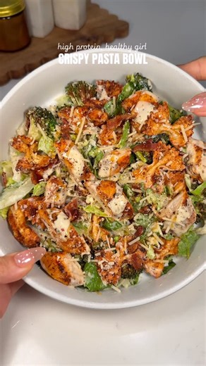 MaKayla Thomas on Instagram: "had to try the viral crunchy pasta ✨ ofc I made a healthy girl bowl hehe perfect for meal prep or single serve meal 👏🏼 from my balanced bites cookbook 🙏🏼 If you’re tired of guessing, ordering out, or eating the same bland meals on repeat—check out my digital cookbooks + fitness plans 💖 makaylathomas . com #healthymeals #highproteinmeals #easymeals #mealideas #mealprep"