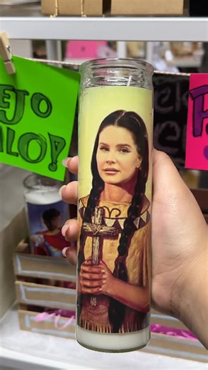 PLOP STUDIO on Instagram: "Páseleee, ya tenemos velas de tus artistas favoritos 👁️🫦👁️ Huelen super rico y encontrarás de jenni rivera, pedro pascal, bad bunny, lady gaga y más! Hace falta alguien? 🤔 @matches.velas 📍Lerdo de Tejada 2170, Colonia Americana #conceptstore #badbunny #ladygaga #plopstudiogdl"