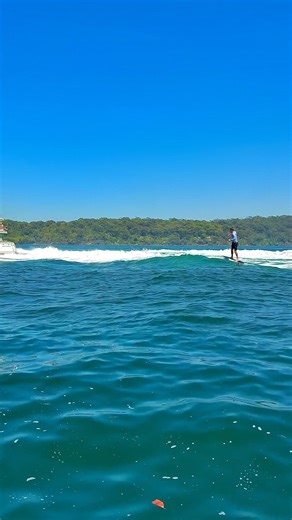 Sneaky drop into a yacht wake, first lift… then just linking lines all the way down Sydney Harbour 🇦🇺 Not a bad way to start the year flying above water. If this is how you want to kick off your year, hit the link in bio to book a session with Hydrofoil Academy. | Hydrofoil Academy