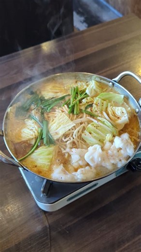 グルメガイドブック 大阪 京都 兵庫 滋賀 奈良 和歌山 on Instagram: "【博多とんこつ 真咲雄】とんこつベースのカレーもつ鍋ラーメン 滋賀県草津市 兵庫県草津市 穴村町の辺り田んぼだらけな ロケーションのど真ん中 15年追い足し続けているスープ使用 本場博多の味が味わえる 人気濃厚とんこつラーメン店 食べログラーメンwest 百名店にも選出された 看板の人気ラーメン 『のうとん』は もちろんおすすめですが 本動画は冬季限定 近江牛のプリップリもつを使った うわ！マジでこんなの食べたかった的な とんこつスープベースのカレー味出汁で食べる もつ鍋ラーメン 『カレーもつとん』を ※オーダーは２人前から ※味噌味もあり ノーマルの とんこつ味は１人前からオーダー可 トッピングに ・柚子 ・明太子 ・大粒の牡蠣 ・近江牛のもつ（増量）あり 〆には雑炊も 【博多とんこつ 真咲雄】 @hirorih914 滋賀県草津市穴村町250-6 TEL077-532-3476"