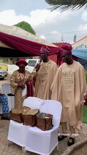Groom Father refuse to be caught unaware 😃 Daddy gave us a lovely thanksgiving song💃🏻 #tinuadealaga #alagainlagos #yorubaweddings #sugarweddings