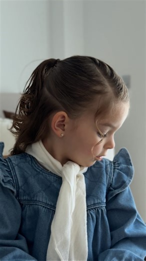 Cuando decides tener un hijo/a, también estás eligiendo al hombre que va a marcar la infancia de tus hijos/as. El padre no es un detalle secundario. Su forma de estar, de mirar, de hablar, de reaccionar… todo eso se vuelve parte del mundo emocional de tu hijo/a. Por eso no puedes elegir a cualquiera, porque su presencia o su ausencia deja huella. Un hombre que está, pero no siente, enseña que el amor es frío. Uno que grita, pero no repara, enseña que el amor duele. Uno que desaparece emocionalme