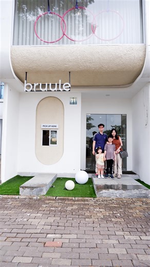Mom Melissa, Kenzo & Gwen on Instagram: "Finally @bruule_ buka store baru di Gold Island, buat warga PIK dan sekitarnya jadi makin deket deh buat beli Baked Pasta, Snacks dan Bakerynya 🥰. Kalau kesini mesti cobain menu signaturenya mereka kayak Bruule Spaghetti, Lasagna, Mac & Cheese & Schotel, buatan mereka juaraaa!! Mereka juga ada dessert kayak Selamat Fudgy Mini Brownies, Bruule Aurs Dreamy Tiramisu, Bruule Aurs Dreamy Chocolate. Snacks yang selalu aku restock di rumah kayak Chiips dan Chee
