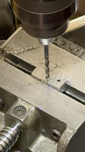 部品にネジ穴開けていく