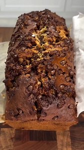 Receita de Banana Bread INGREDIENTES 3 bananas maduras 3 ovos 1 xícara de açúcar mascavo ½ xícara de óleo 1 xícara de leite 3 xícaras de farinha de trigo 1 colher de chá de canela 1 colher de chá de baunilha 1 colher de sopa de fermento em pó 1 xícara de gotas de chocolate ao leite MODO DE PREPARO Amasse as bananas com um garfo até virar um purê e coloque em uma tigela. Adicione os ovos e o açúcar e bata bem. Depois, acrescente o óleo, baunilha e o leite e bata novamente. Adicione os ingrediente