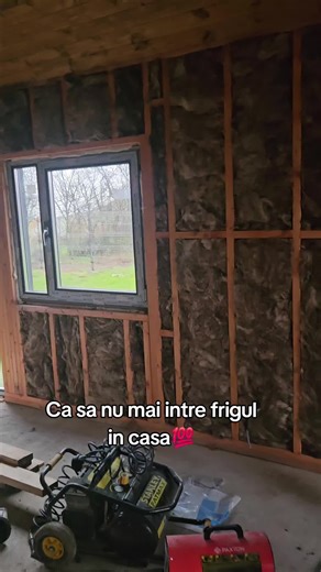 Vata minerala fara formaldehida pentru izolarea pererilor unei case de lemn www.fratiirumegus.ro #fyp #invatapetiktok #vata #izolatie #casa