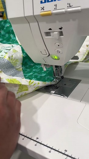 Machine stitching your quilt binding?! 😱Yes!! Have you ever tried this? Watch the video and learn 3 reasons why I like to use a zig zag for machine atitching quilt bindings on some of the quilts I make. Try it on your next quilt. ✂️🧵 #craftygemini #quiltingtok #quilting #quiltbinding #quiltingtips #quiltingtipsandtricks #quiltbindingbymachine #machinebinding