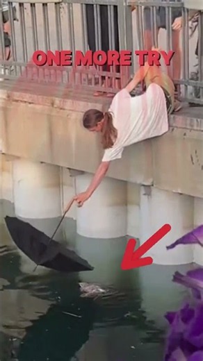 Can someone acknowledge the grip on that lady