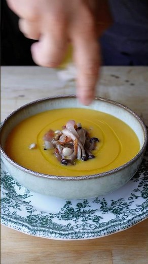 Crema de Calabaza y patata con guaciale y shimeji ​⁠‪@fisslerglobal‬