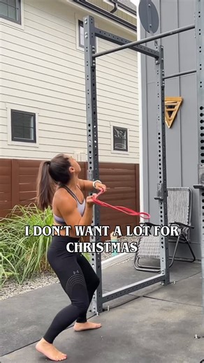 This is for all the ladies who want their first pull-up 😅….. Santa is coming to town. 🎅🏻…I mean some call me the Oprah of Pull-up but…..let’s just go with Santa for the Holiday Spirit… My first gift to you is this ….stop just using the assisted pull-up band to get your first pull-up ladies 🙈…it’s clearly not working 👎🏻… And your male trainer doesn’t know what else to give ya to do, so let me help you out: 1-Overhead Mobility Work to Start 2- CNS prep to get your brain to connect with your 