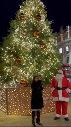 Pall Mall Barbers Westminster Greets You A Merry Christmas Barber Westminster | Barbers Victoria | Barbers Victoria Street | Christmas | Haircuts Positioned between Victoria Street and Pimlico, Pall Mall Barbers Westminster unites traditional craftsmanship with contemporary style perfect for Christmas parties, festive gatherings, and New Year celebrations. Our independent barbers Westminster bring a measured, confident approach working with steady detail to craft haircuts. Beard trims, and clean