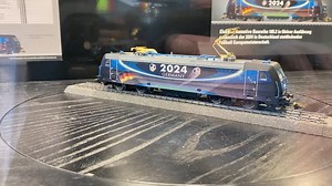 … Märklin Überraschungs Neuheit auf der Intermodellbau in Dortmund entdeckt … eine Lok mit goldenen Pantos und Kupplung als Sondermodell zur Fußball Europameisterschaft 2024. | Modellbahn Kramm