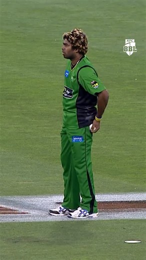 There’s nothing quite like a Lasith Malinga yorker 🤯 Relive this classic ball before Sixers 🆚 Stars! #BBL15 | BBL