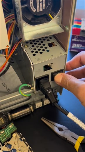 Macintosh Classic II Released in 1991, the Macintosh Classic II is a compact, black-and-white all-in-one Mac. It features a Motorola 68030 processor and was especially popular in education. Today, it’s an iconic favorite among retro computer collectors. #retrocomputer #retrogame #90s #2000s | Retro Computer