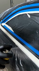 Da cromate a nere: modanature trasformate in poco tempo con 2 bombolette spray: ✔️ Wrapper nero opaco per il colore ✔️ Variante con Top Coat 2K per una finitura lucida o opaca per una maggiore resistenza 💪 Resiste a graffi, idrocarburi e agenti atmosferici E quando vuoi tornare alle cromature? Lo rimuovi come una pellicola. Anche questo cliente ha scelto Wrapper per dare un nuovo look alla sua Audi. E tu cosa stai aspettando? Ordina ora e rinnova la tua auto in autonomia, senza compromessi. | W