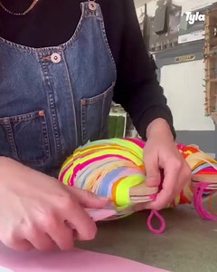 560K views · 2.6K reactions | Jess is the undisputed queen of pom poms - they're so big and fluffy! 臨 | STUDENTbible | Facebook