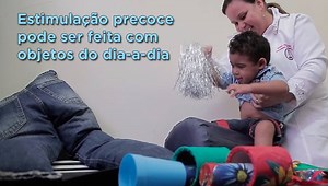 56K views · 1.1K reactions | Você sabia que a estimulação precoce pode ser feita com objetos do dia-a-dia? Esse trabalho é essencial para o desenvolvimento de crianças com limitações cognitivas e motoras, como algumas crianças com microcefalia. Por isso, a TV Saúde traz um tutorial para que os pais e responsáveis possam aprender a usar objetos comuns, facilmente encontrados, como aliados nesta terapia. | Ministério da Saúde | Facebook