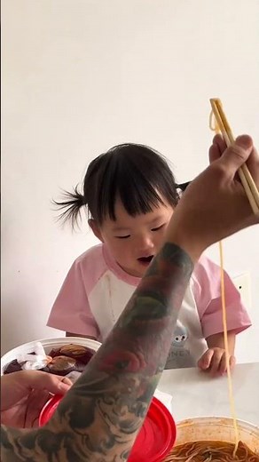 The different reactions of the two sisters after eating the rice noodles with special flavor.
