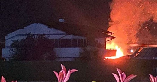 Furioso incendio lungo la strada per Appiano: a fuoco un magazzino, minacciata una casa