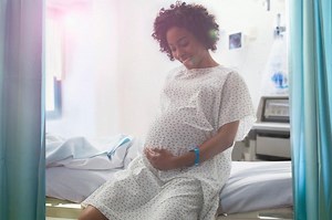 Pros and Cons of Giving Birth Standing Up | LoveToKnow