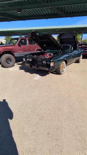 1972 Mercury Cougar XR7 Lowrider – Gold Wire Wheels & Classic Style