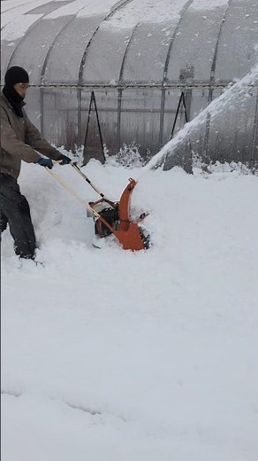 ミニミニ除雪機でビニールハウスの雪を飛ばします😀#ハンディラッセル#田舎暮らし #農業 #共立
