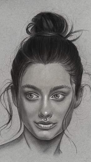 Sabine on Instagram: "#howtodrawaface - Part two After we have finished drawing the sketch, we can now begin to work on the graphite portrait. Firstly, it is important to choose the right pencils for you so that you can design the portrait the way you want it. I like a lot of contrasts, so I use a white charcoal pencil @generalpencil and Pitt Graphite Matt pencils @fabercastelldeutschland @fabercastellglobal on the gray toned paper @strathmoreart You should still have the printed photo reference