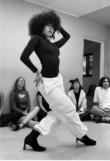 La base lo es todo🔥 #model #pose #comoposar#modelaje @CASTEL MAGAZINE MODELS