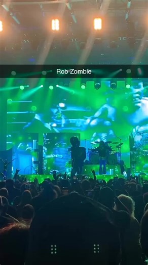 Rob Zonbie jumping like he ain’t 60… #robzombie-#thunderkiss65#livemusic