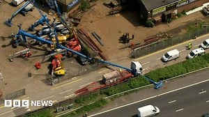 Man dies in M25 Buckinghamshire cherry-picker fall
