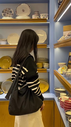 Baggu Nylon Shoulder Bag: Eco-Friendly Fashion Statement