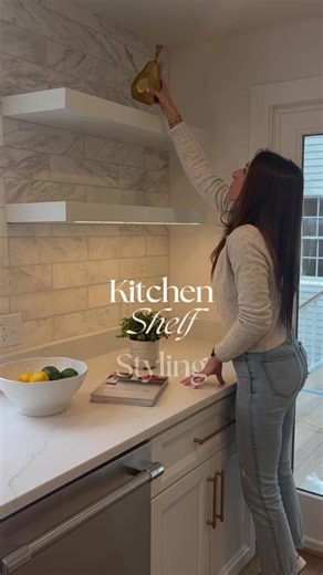 The triangle method ✨ When styling open kitchen shelves, I almost always work in a triangle — 3 larger anchor pieces, varied heights, visually connected. Cookbooks ✔️ A sculptural object ✔️ Something organic ✔️ From there, you can play. Bowls, vases, plants, ceramics — just keep your eye moving. Save this for your next shelf refresh 🤍 #shelfstyling #kitchenshelfstyling #stylingtips #designhack
