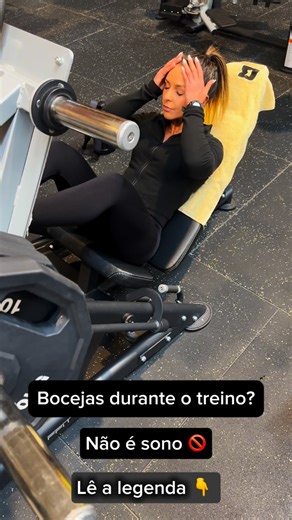 Sandra Rocha on Instagram: "Começaste a treinar e estás a bocejar? Não é sinónimo de preguiça nem de sono. É apenas o teu corpo a tentar autorregular-se. Quando a temperatura corporal e cerebral aumenta, o corpo pode acionar o bocejo como um mecanismo de arrefecimento. Com o bocejo: Ajudas a refrescar o cérebro; Ativas uma respiração mais profunda; Melhoras a circulação sanguínea. Por isso, se bocejas durante séries mais pesadas, relaxa — é o teu corpo a trabalhar de forma inteligente. 👉 Uma bo