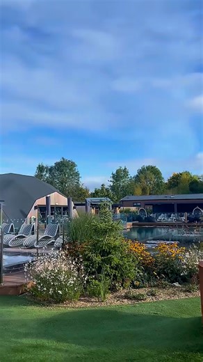 Hotel Man on Instagram: "✨ Yorkshire Spa & Stay Lodge Stay ✨ 🛏️ Sleeps 2–4 🛁 Private hot tub at your cabin 🧖 1 full day spa access included 🏡 Brand new, modern lodge Cabin amenities: • Stylish open-plan living & dining area • Fully fitted kitchen 🍳 • Comfortable double bedroom + twin room • En-suite & main bathroom 🚿 • Smart TV & Wi-Fi • Outdoor seating area • BBQ & pergola 🌿 • Robes & slippers provided Spa on site: • Hydrotherapy pool • Sauna & steam room • Wild swim pond • Relaxation do