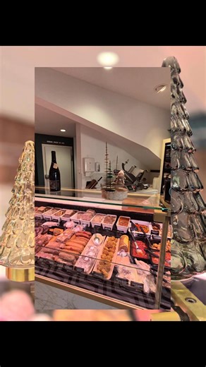 🎄 La magie de Noël s’installe à la Maison Senegas ! Notre boutique s’est parée de ses plus belles décorations et notre menu de fêtes et réveillons est enfin prêt à vous inspirer… 👉 Un concentré de fête: foie gras maison, volailles de Bresse, pièces de bœuf d'exceptions, spécialités traiteur jusqu'au dessert pour une table placée sous le signe du goût et de la générosité. ✨ Les commandes sont ouvertes dès maintenant ! Pour être sûr d’avoir le plus large choix et d’être servi dans les meilleures