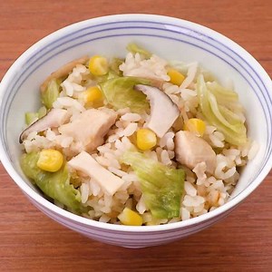 3合炊き炊飯器で作る！ エリンギとレタスの鶏肉炊き込みご飯のレシピ動画・作り方 | デリッシュキッチン