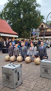 1.4M views · 5.5K reactions | Tego na Krupówkach jeszcze nie było.  Teatr KTO z Krakowa wystąpił ze swoim spektaklem pt.„PEREGRINUS” w centrum miasta. To część wydarzenia zorganizowanego przez Teatr Witkacego z Zakopanego z cyklu Pępek świata, Zakopiańskie Prezentacje Artystyczne. Na więcej zapraszam na drugi film. 1/2 | Zakopane i piękno Tatr | Facebook