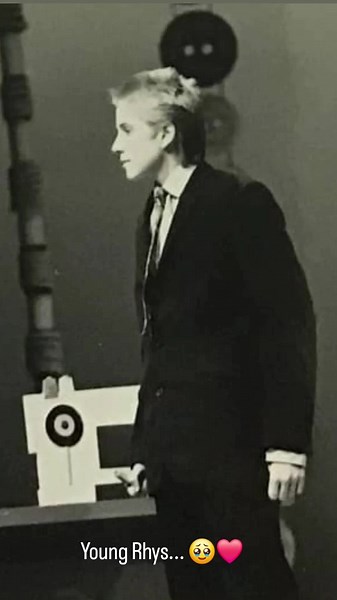 Rhys Ifans: A Young Actor's Journey in 1985