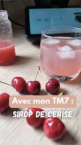 🍒 Cette année, le cerisier a été très généreux ! Du coup, j’en profite pour faire du sirop maison avec mon Thermomix. Rien à voir avec ceux du commerce : ici, c’est 100 % naturel: juste des cerises, du sucre et de l’eau. Pas d’additifs, pas de conservateurs, juste le bon goût du fruit Idéal pour les boissons fraîches de l’été ! ☀️ Et si toi aussi tu veux te lancer dans le fait-maison, sache que je suis conseillère Thermomix. Si tu veux plus d’infos ou si tu veux commander le tien, je suis dispo