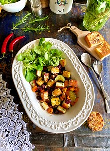 Warzywa z piekarnika z serem halloumi❤️💚Przepis w komentarzu ‼️Burak, batat i cukinia z pieczonym serem hallloumi, w miodowo pieprzowej marynacie, zajadane z chrupiącą grzaneczką, posmarowaną upieczonym razem z warzywami kremowym czosnkiem. No uwielbiam po prostu😋🥰 #warzywa #obiad #bezmięsa #Sałatka #pieczonewarzywa #Przepis | Mamabistropl