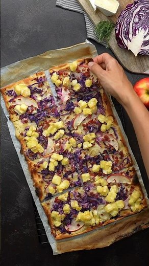 Flammkuchen mit Rotkohl und Apfel 🍂🍎 #EinfachTasty #Flammkuchen #RotkohlFlammkuchen #Rotkohl