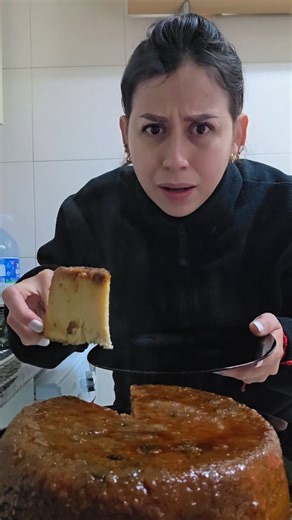 Crónicas de Isley | Storytelling a lo venezolano on Instagram: "TORTA DE PAN (al ojo por ciento) 📌 Pan duro de 3 días que no tenga moho 📌 Pasitas xVarias no sé, no las conté 📌 Huevos x2 📌 Leche condensada 📌 Leche liquida entera sin lactosa para que no te dé peditos 📌 Erre o ene (líquido prohibido) 📌 Azúcar para hacer el caramelo como el del quesillo Licua todo eso, lleva a baño de María por una hora. Deja enfriar (yo no lo hice) y bórralo. A jartar divino. #TortaDePan #Torta #Venezuela"