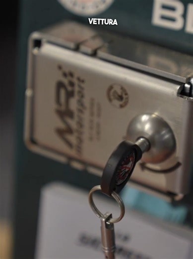 Oggi rubare un’auto può richiedere meno di un minuto. Le blindature per centralina motore e presa OBD Block Box aggiungono una protezione concreta, fisica, che rende il furto molto più difficile. Sono prodotte in Italia e progettate per difendere la tua auto proprio dai furti “rapidi” di oggi. Chi ama la propria auto, la protegge davvero. 🚗🔒 #blockbox #antifurtoauto #madeinitaly