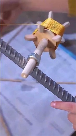Guige dùng tay không cạy cửa sổ, trèo ra ngoài và đi đến một quán internet.#guige #funny #movie