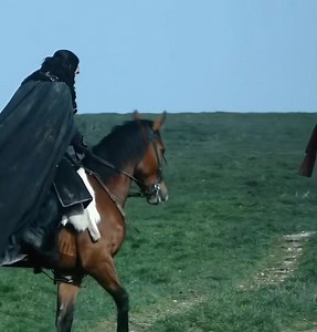 Game of Thrones S01 E02 ❤️🔥 "المرة القادمة التي سنتقابل فيها سنتكلم عن والدتك ... أعدك بذلك" آخر ما قاله نيد ستارك لجون سنو .. وبالفعل بعدها بسبعة مواسم جون سنو يعرف حقيقة والدته أمام تمثال نيد ستارك عظمة التفاصيل ❤️👏 #Eddard_TheFireTheBlood | House Of The Dragon - Asoiaf