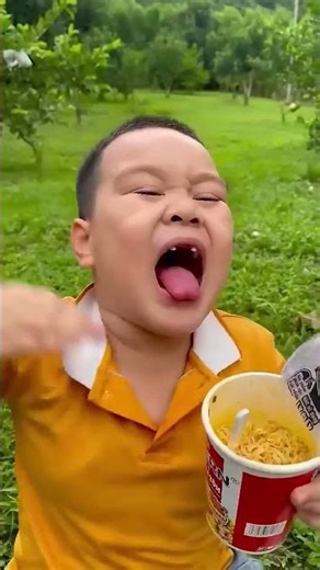 smart and useful trick to eat hot noodle #outdoors #creativesurvival #funny
