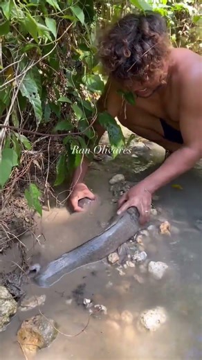 Head floating #fishing #rivercrab #carpfish #fish #carpfishing #freshwaterfish #fishinglife #carp