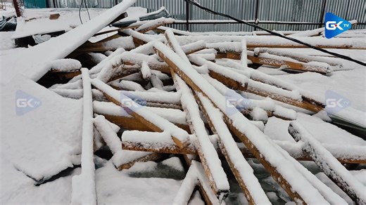 Season’s first snowfall brings relief to people after a prolonged dry spell, but strong gusty winds wreaked havoc, with rooftops blown off in several areas as the high-intensity winds lasted for hours last night Report: Arjumand Wani | Greater Kashmir