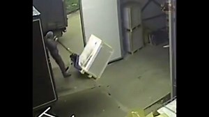 Always be aware of your surroundings when operating a pallet jack! | InternationalTool.com